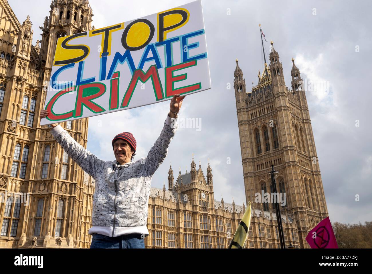 London, Großbritannien, 21. April 2023 Ein Protest "The Big One", organisiert von der Extinction Rebellion Movement. Der Mann hält ein "Stop Climate Crime"-Schild vor sich Stockfoto