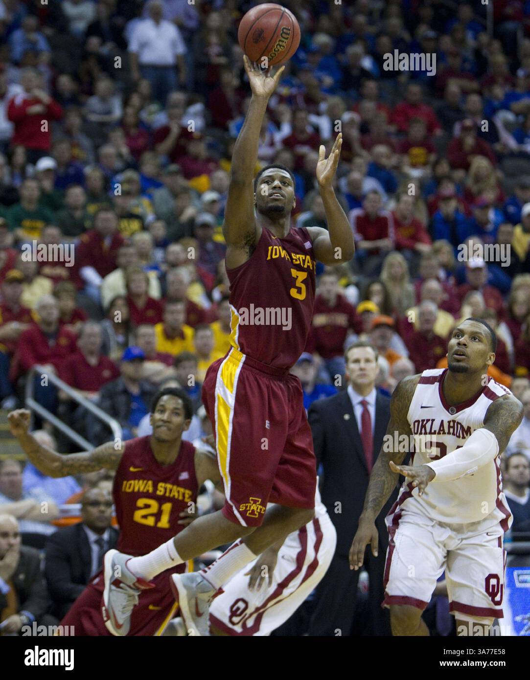 14. März 2013 – Kansas City, MO, USA – der Stürmer Melvin Ejim (3) aus dem Bundesstaat Iowa bricht von dem Stürmer Romero Osby (24) ab, um im Viertelfinale des Basketballturniers Big 12 im Sprint Center am Donnerstag, den 14. März 2013 in Kansas City, Missouri die Startpunkte zu erzielen. Iowa State schlug Oklahoma 73–66. (Bild: © Shane Keyser/MCT/ZUMAPRESS.com) Stockfoto