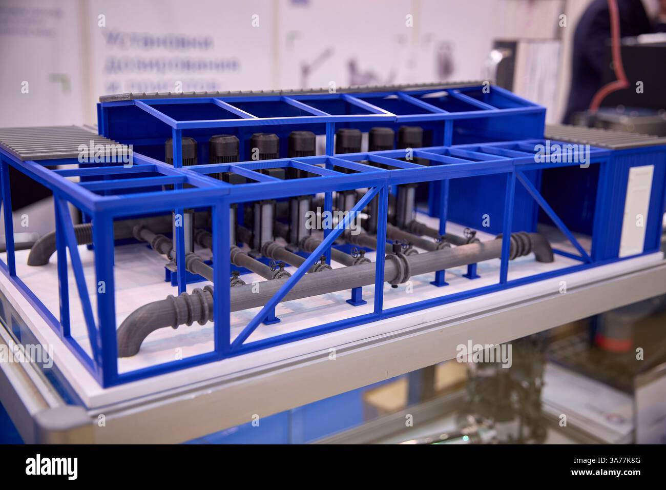 Detailliertes architektonisches Modell einer Industrieanlage, das Präzision und Innovation hervorruft und möglicherweise Wasseraufbereitung oder chemische Verarbeitung darstellt; Stockfoto