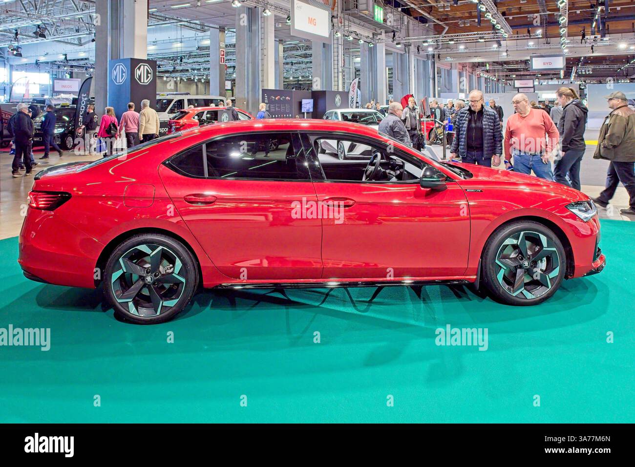 Pasila, Helsinki, Finnland – 14. März. 2025: Skoda Superb 2,0 TSI 204 Sportline DSG Autom. Auto bei AUTO 25 und Mobility Show im Messukeskus Helsinki. Stockfoto