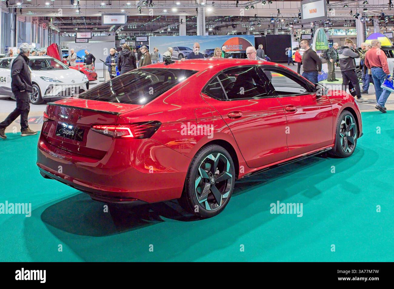 Pasila, Helsinki, Finnland – 14. März. 2025: Skoda Superb 2,0 TSI 204 Sportline DSG Autom. Auto bei AUTO 25 und Mobility Show im Messukeskus Helsinki. Stockfoto