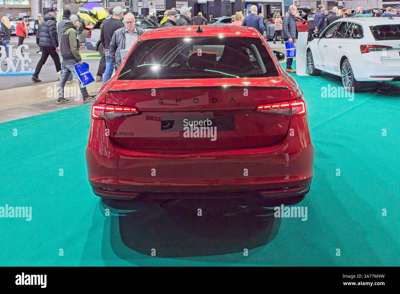 Pasila, Helsinki, Finnland – 14. März. 2025: Skoda Superb 2,0 TSI 204 Sportline DSG Autom. Auto bei AUTO 25 und Mobility Show im Messukeskus Helsinki. Stockfoto