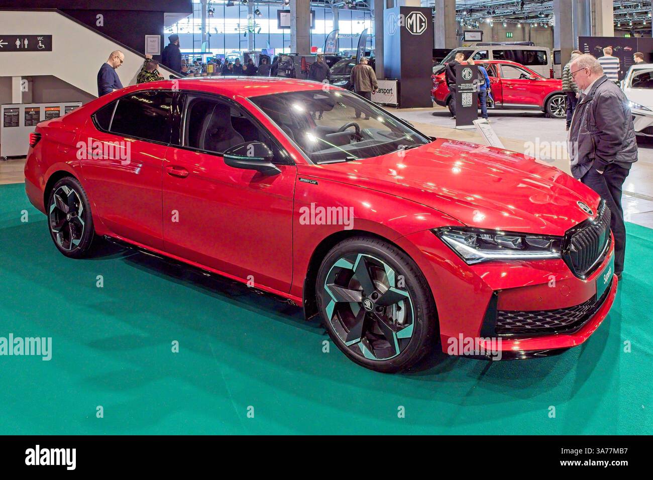 Pasila, Helsinki, Finnland – 14. März. 2025: Skoda Superb 2,0 TSI 204 Sportline DSG Autom. Auto bei AUTO 25 und Mobility Show im Messukeskus Helsinki. Stockfoto