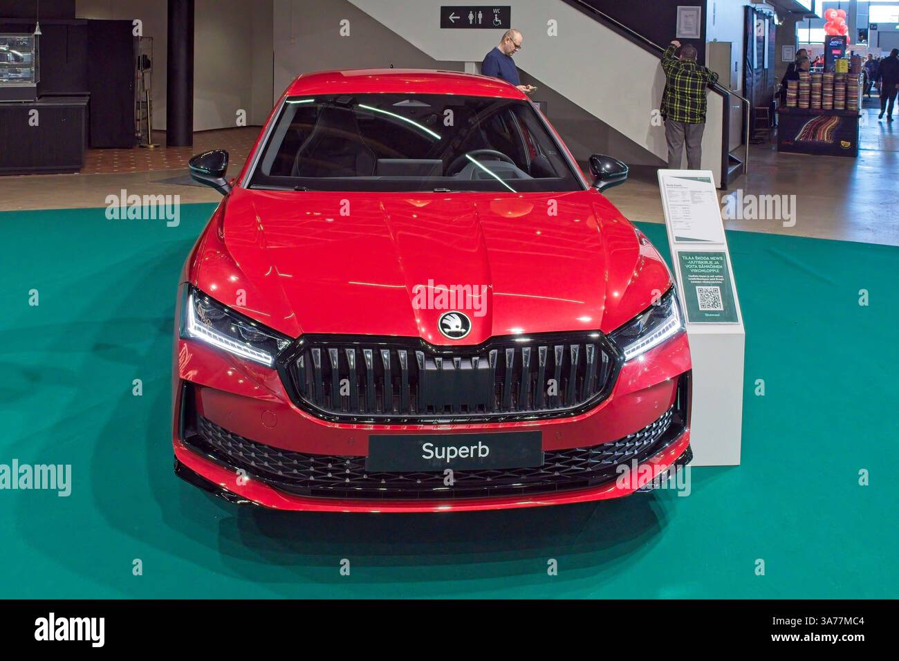 Pasila, Helsinki, Finnland – 14. März. 2025: Skoda Superb 2,0 TSI 204 Sportline DSG Autom. Auto bei AUTO 25 und Mobility Show im Messukeskus Helsinki. Stockfoto