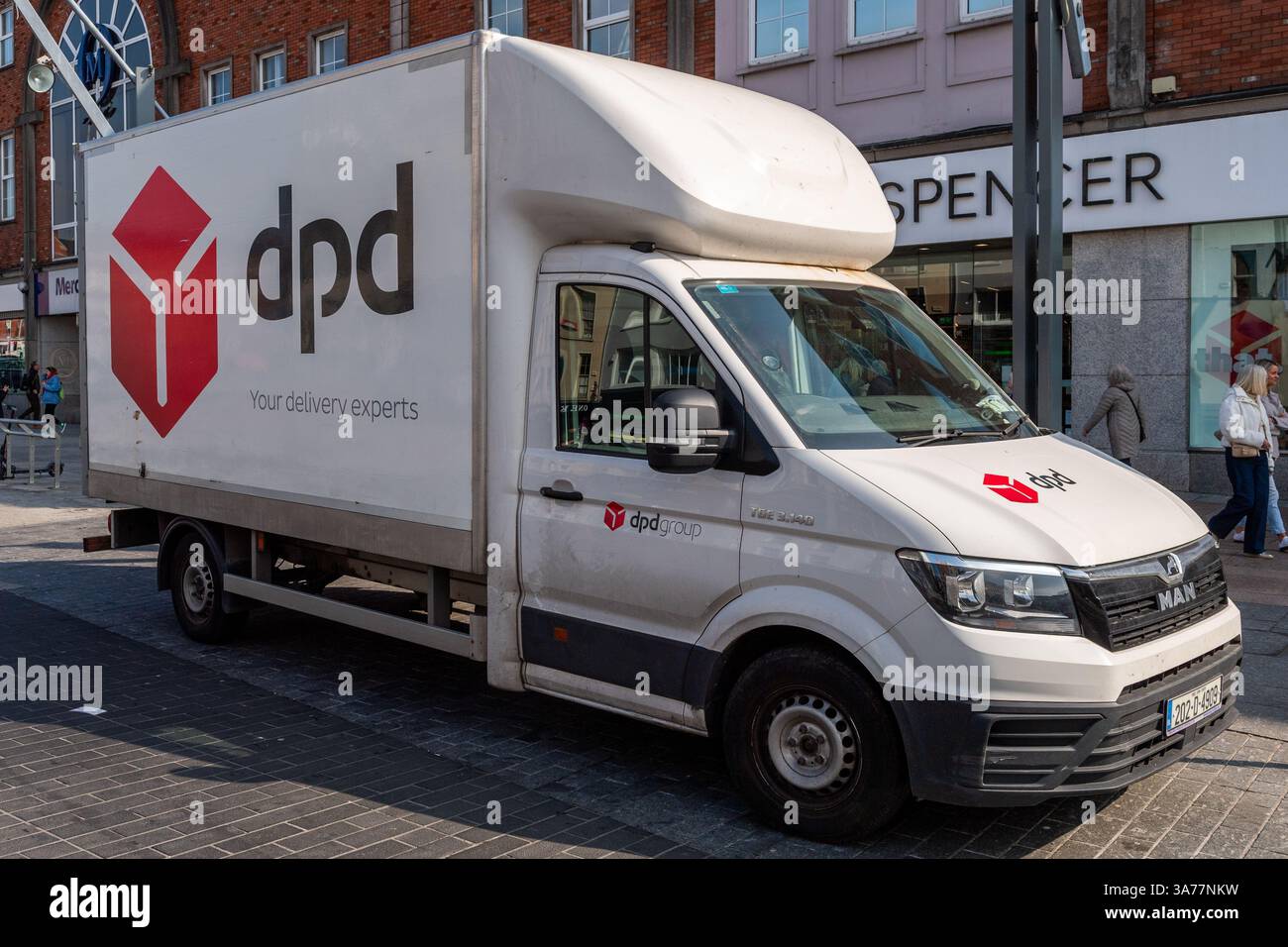 DPD Lieferwagen parkt in Patrick Street, Cork, Irland. Stockfoto