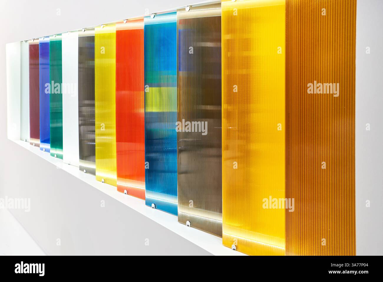 Farbige Polycarbonatfolien für dekorative Veredelung im Ladengeschäft Stockfoto
