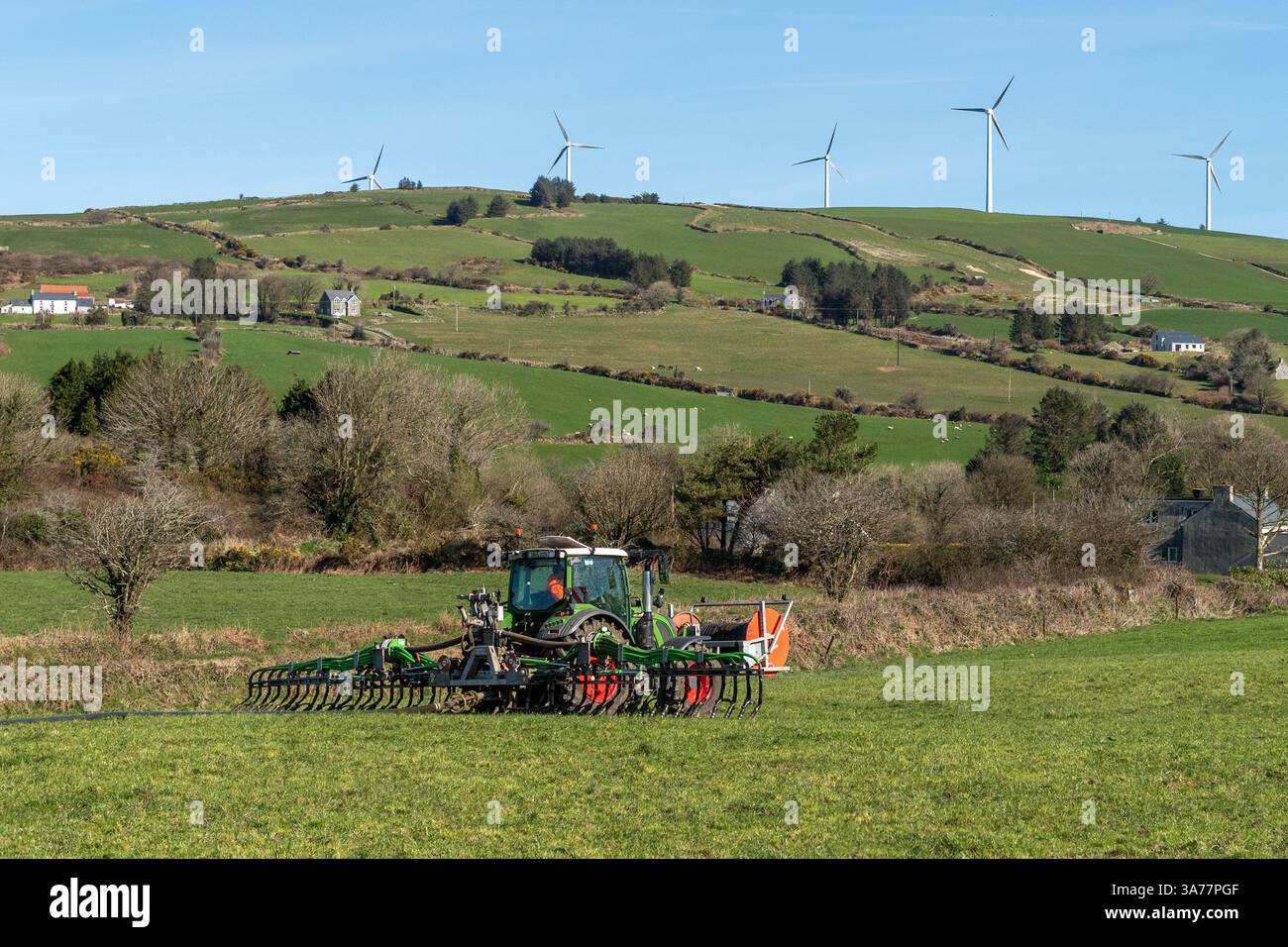 Der Landwirt verteilt Gülle mit einem Nabelpumpensystem und einem Dribble Bar. Drinagh, West Cork, Irland. Stockfoto