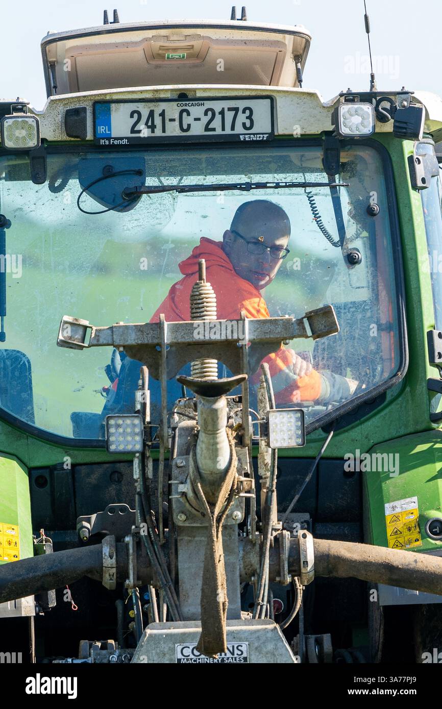 Der Landwirt verteilt Gülle mit einem Nabelpumpensystem und einem Dribble Bar. Drinagh, West Cork, Irland. Stockfoto