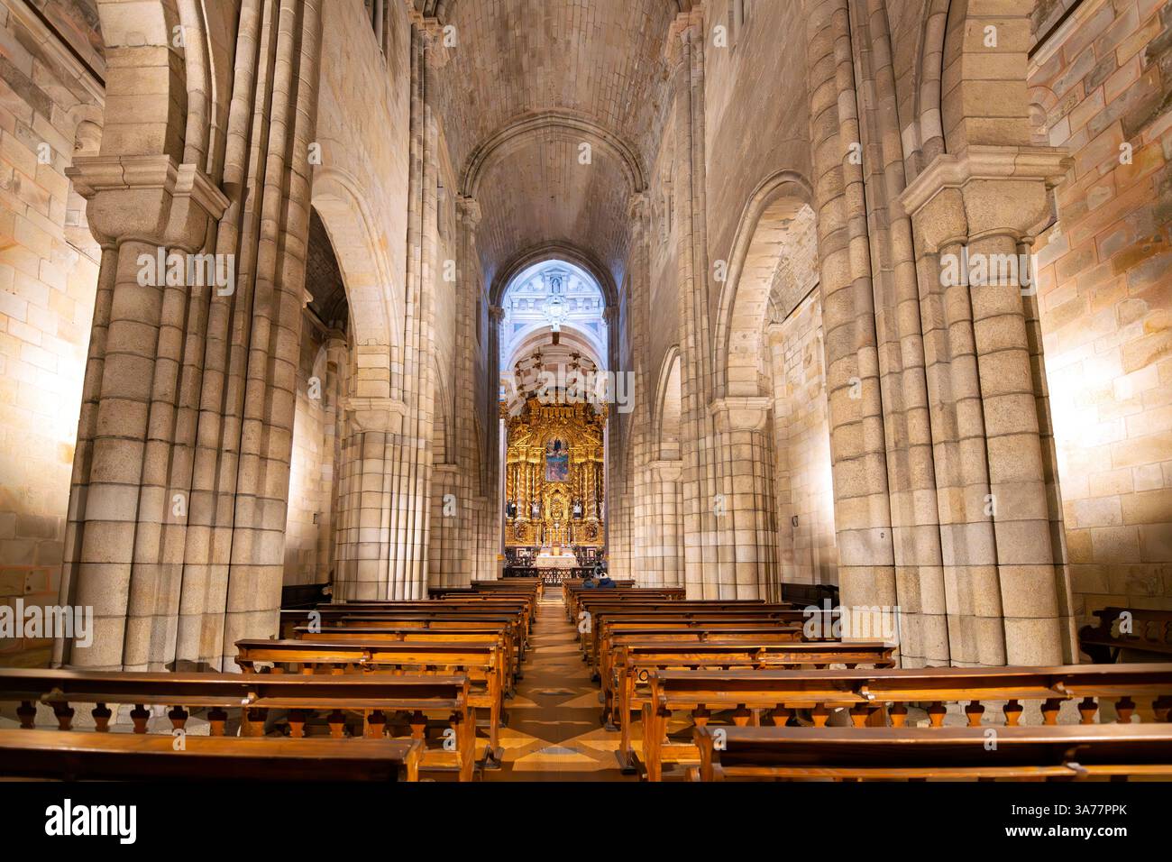 Innenschiff und Altar der Kathedrale von Porto aus dem 12. Jahrhundert, eine römisch-katholische Kathedrale im Zentrum der Altstadt von Porto Portugal. Stockfoto