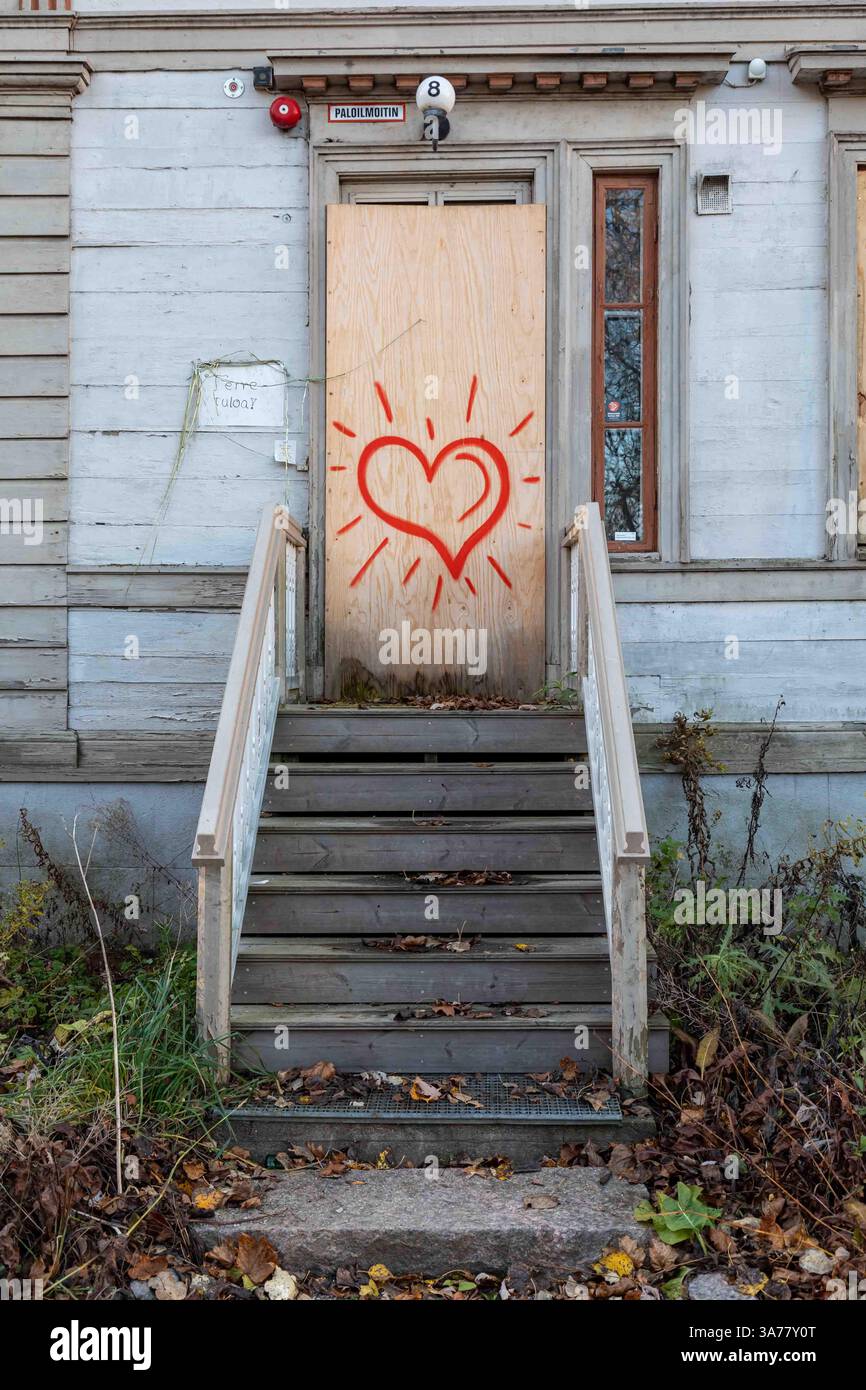 Sperrholzüberdachter Eingang der verlassenen Villa Bredablick oder Meilahden kartano im Stadtteil Vähä-Meilahti in Helsinki, Finnland Stockfoto