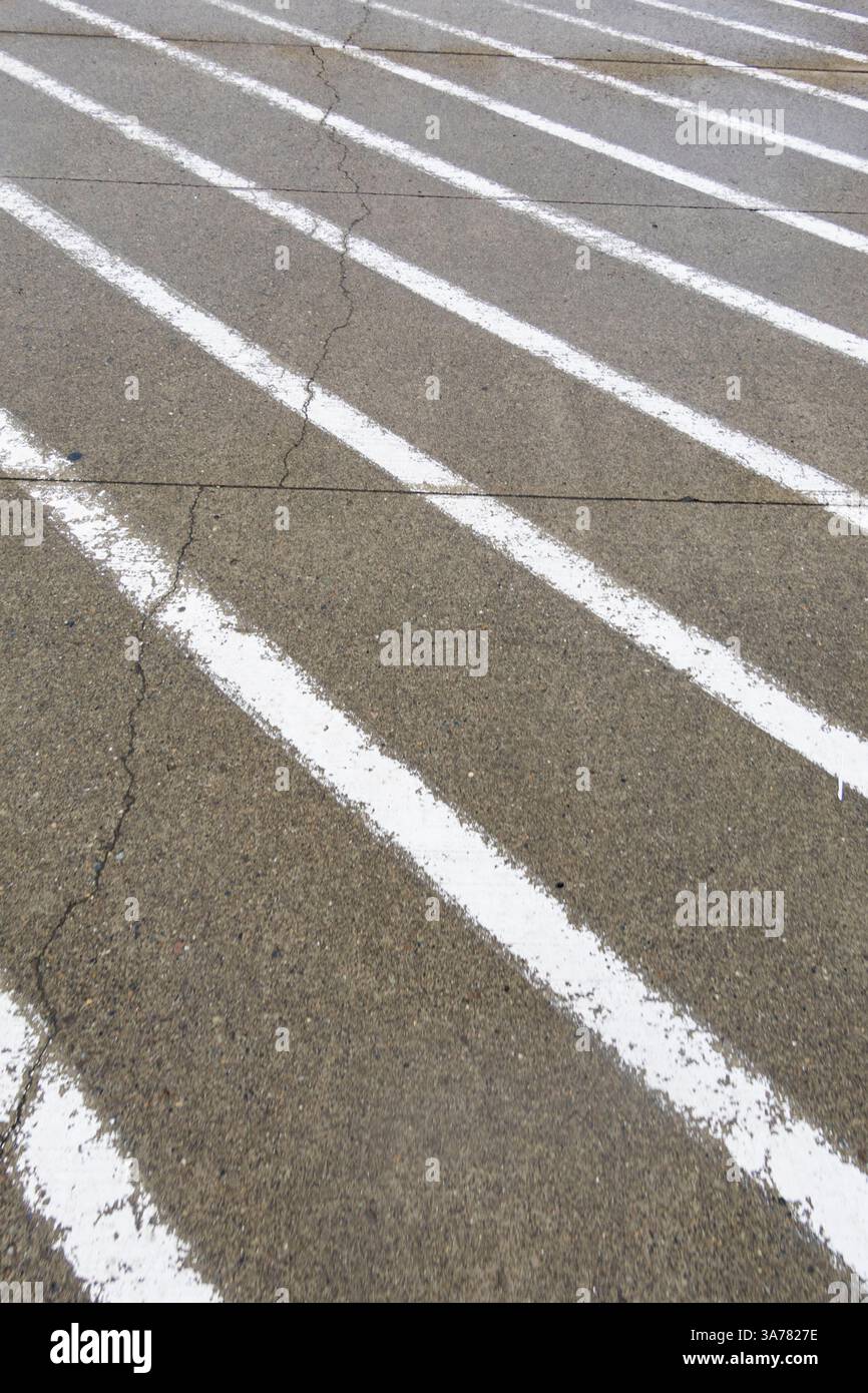 Weiß lackierte Streifen auf der Asphaltoberfläche einer Straße. Stockfoto