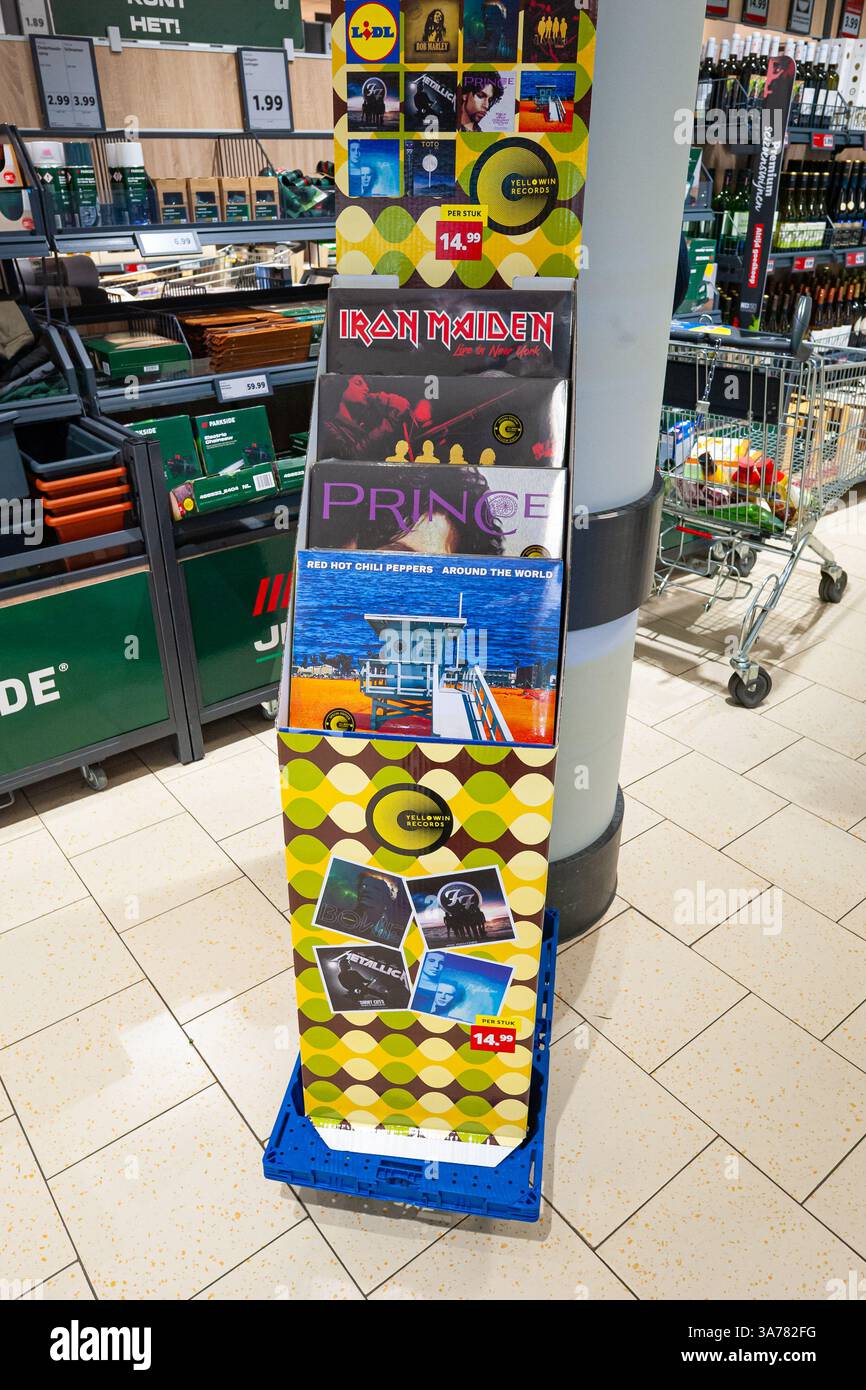 Kleine Ausstellung von Vintage-Vinyl-LPs im Supermarkt Lidl Stockfoto