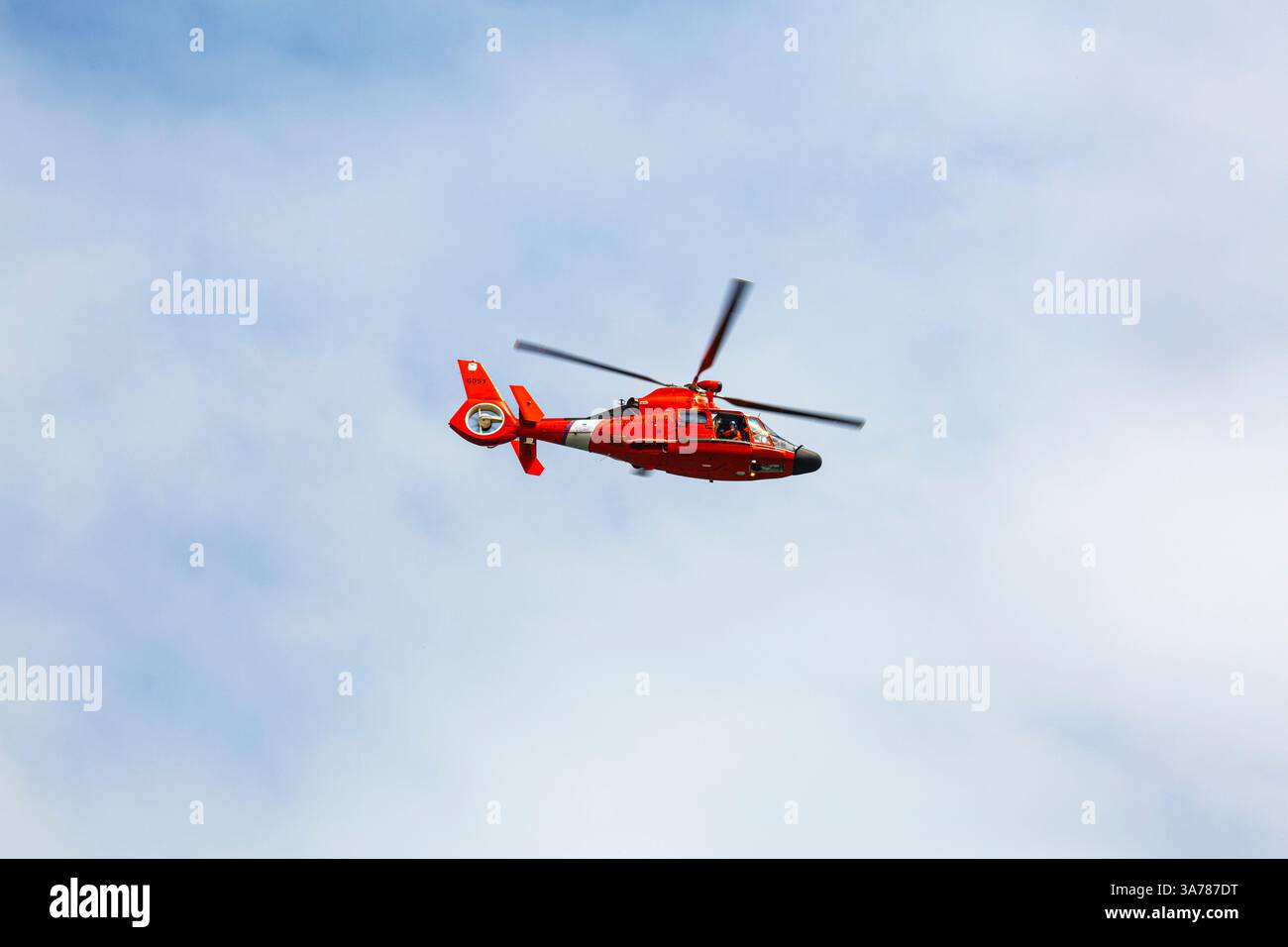 Der Hubschrauber der US-Küstenwache schwebt über dem Wasser in einer Demonstration einer Rettung für einen Meeresschwimmer. Stockfoto