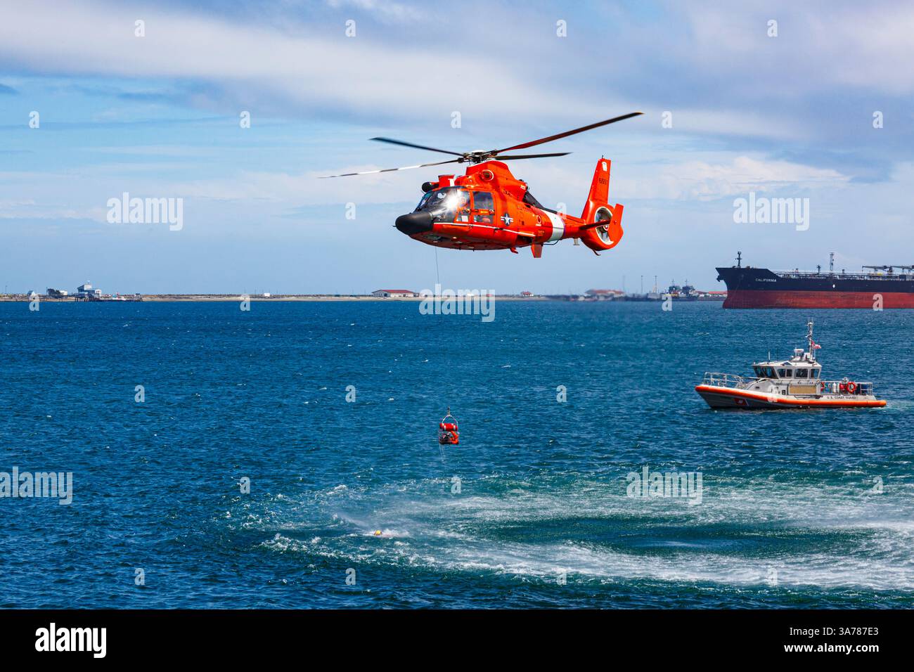 Der Hubschrauber der US-Küstenwache schwebt über dem Wasser in einer Demonstration einer Rettung für einen Meeresschwimmer. Stockfoto