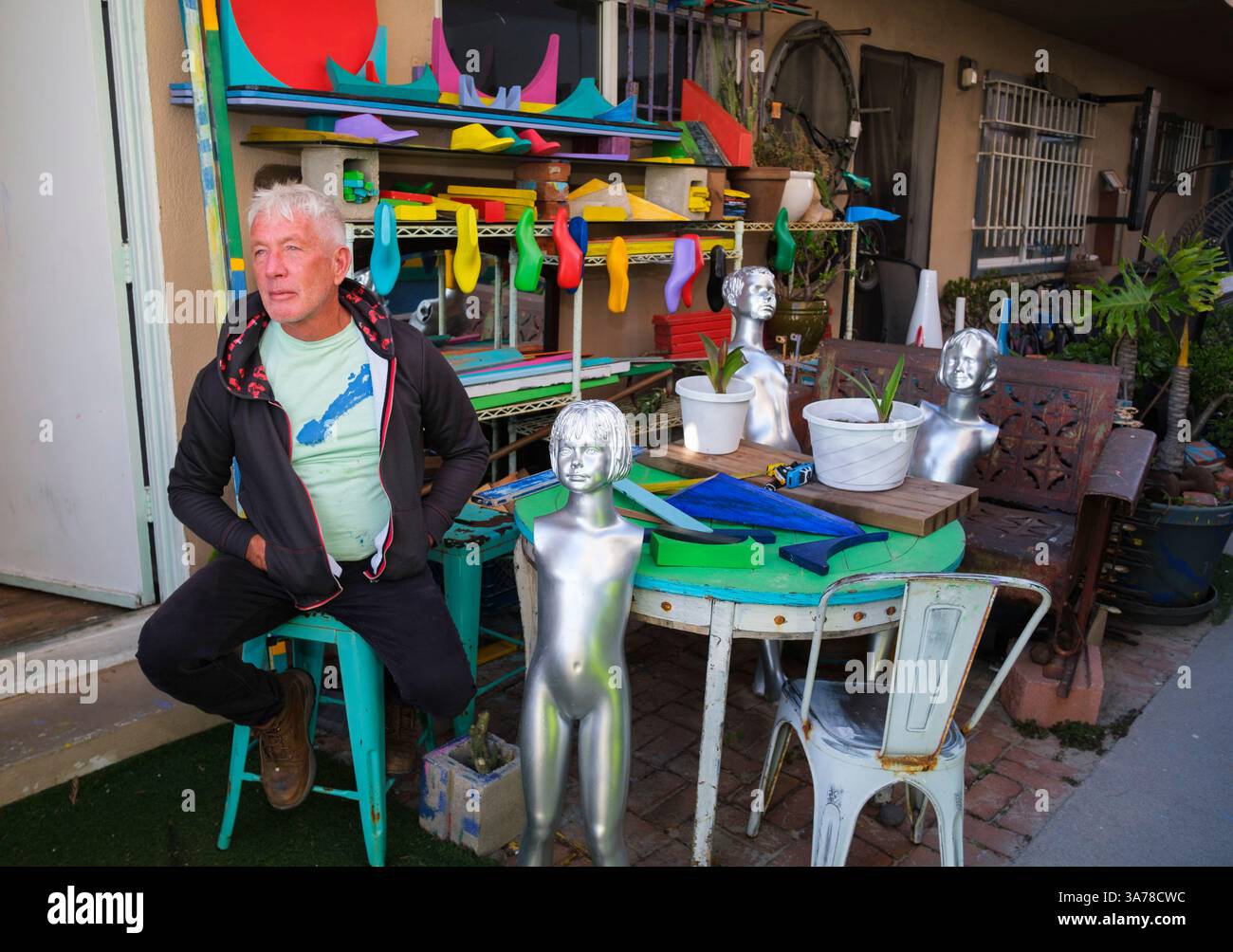 Der Künstler Joel Shields, alias @veniceAmplified, in seinem Atelier. Venice Beach, Los Angeles, Kalifornien, Vereinigte Staaten von Amerika Stockfoto