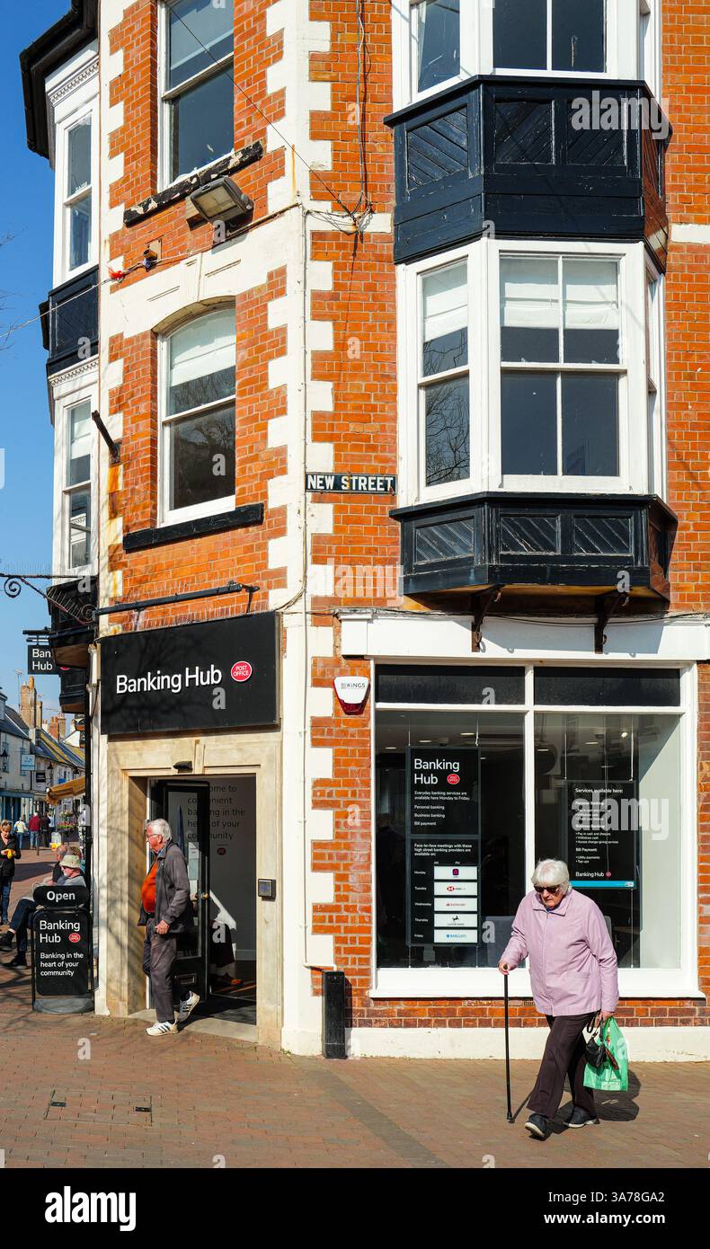 Sidmouth Stadtzentrum mit Menschen an einem frühen Frühlingstag. East Devon, England, Großbritannien. Stockfoto