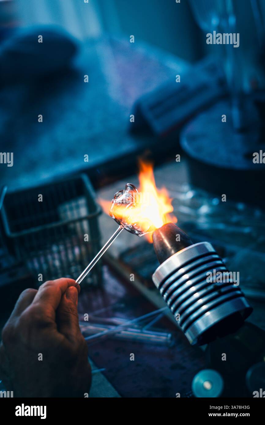 Glasmeister, der Glas-Handwerksobjekte verarbeitet. Stockfoto