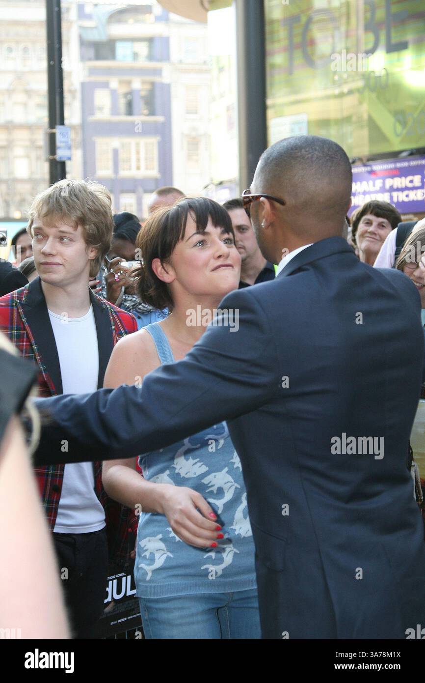 Alfie Allen, Jaime Winstone und Noel Clarke nehmen an der Filmpremiere von Adulthood am Leicester Square, London, Teil. Juni 2008. Stockfoto
