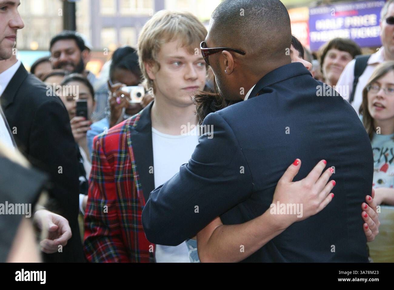 Alfie Allen, Jaime Winstone und Noel Clarke nehmen an der Filmpremiere von Adulthood am Leicester Square, London, Teil. Juni 2008. Stockfoto