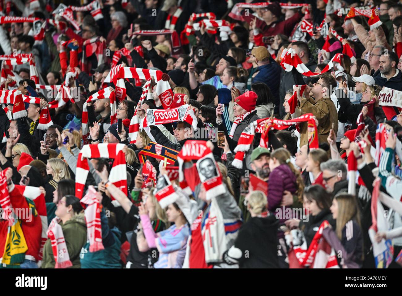 Arsenal Women feiern ihren Sieg 3-0 und Platz im Halbfinale beim Womens Champions League Spiel zwischen Arsenal Women und Real Madrid Women im Emirates Stadium, London, England am 26. März 2025. Foto von Phil Hutchinson. Nur redaktionelle Verwendung, Lizenz für kommerzielle Nutzung erforderlich. Keine Verwendung bei Wetten, Spielen oder Publikationen eines einzelnen Clubs/einer Liga/eines Spielers. Quelle: UK Sports Pics Ltd/Alamy Live News Stockfoto Arsenal Women feiern ihren Sieg 3-0 und Platz im Halbfinale beim Womens Champions League Spiel zwischen Arsenal Women und Real Madrid Women im Emirates Stadium, London, England am 26. März 2025. Foto von Phil Hutchinson. Nur redaktionelle Verwendung, Lizenz für kommerzielle Nutzung erforderlich. Keine Verwendung bei Wetten, Spielen oder Publikationen eines einzelnen Clubs/einer Liga/eines Spielers. Quelle: UK Sports Pics Ltd/Alamy Live News Stockfoto