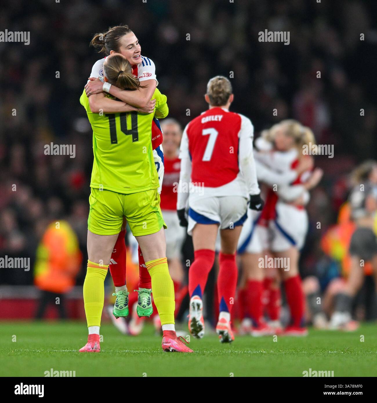 Arsenal Women feiern ihren Sieg 3-0 und Platz im Halbfinale beim Womens Champions League Spiel zwischen Arsenal Women und Real Madrid Women im Emirates Stadium, London, England am 26. März 2025. Foto von Phil Hutchinson. Nur redaktionelle Verwendung, Lizenz für kommerzielle Nutzung erforderlich. Keine Verwendung bei Wetten, Spielen oder Publikationen eines einzelnen Clubs/einer Liga/eines Spielers. Quelle: UK Sports Pics Ltd/Alamy Live News Stockfoto Arsenal Women feiern ihren Sieg 3-0 und Platz im Halbfinale beim Womens Champions League Spiel zwischen Arsenal Women und Real Madrid Women im Emirates Stadium, London, England am 26. März 2025. Foto von Phil Hutchinson. Nur redaktionelle Verwendung, Lizenz für kommerzielle Nutzung erforderlich. Keine Verwendung bei Wetten, Spielen oder Publikationen eines einzelnen Clubs/einer Liga/eines Spielers. Quelle: UK Sports Pics Ltd/Alamy Live News Stockfoto