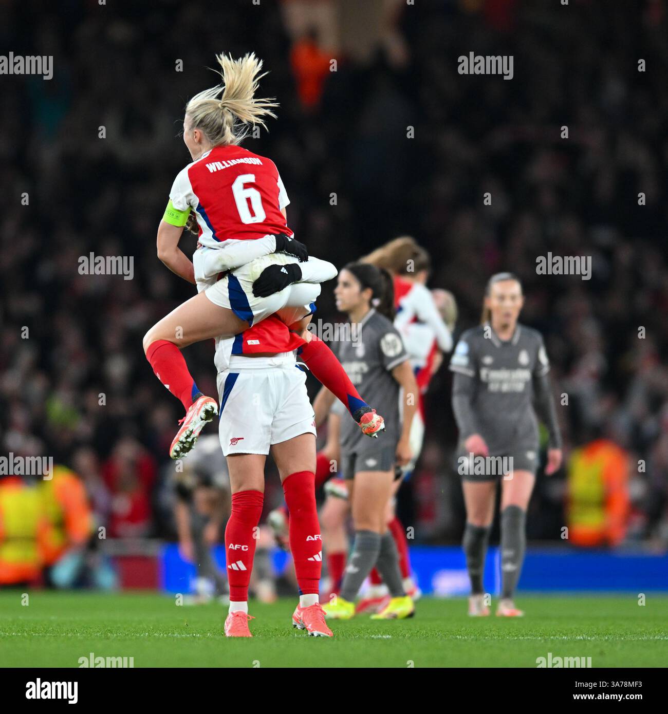 Arsenal Women feiern ihren Sieg 3-0 und Platz im Halbfinale beim Womens Champions League Spiel zwischen Arsenal Women und Real Madrid Women im Emirates Stadium, London, England am 26. März 2025. Foto von Phil Hutchinson. Nur redaktionelle Verwendung, Lizenz für kommerzielle Nutzung erforderlich. Keine Verwendung bei Wetten, Spielen oder Publikationen eines einzelnen Clubs/einer Liga/eines Spielers. Quelle: UK Sports Pics Ltd/Alamy Live News Stockfoto Arsenal Women feiern ihren Sieg 3-0 und Platz im Halbfinale beim Womens Champions League Spiel zwischen Arsenal Women und Real Madrid Women im Emirates Stadium, London, England am 26. März 2025. Foto von Phil Hutchinson. Nur redaktionelle Verwendung, Lizenz für kommerzielle Nutzung erforderlich. Keine Verwendung bei Wetten, Spielen oder Publikationen eines einzelnen Clubs/einer Liga/eines Spielers. Quelle: UK Sports Pics Ltd/Alamy Live News Stockfoto