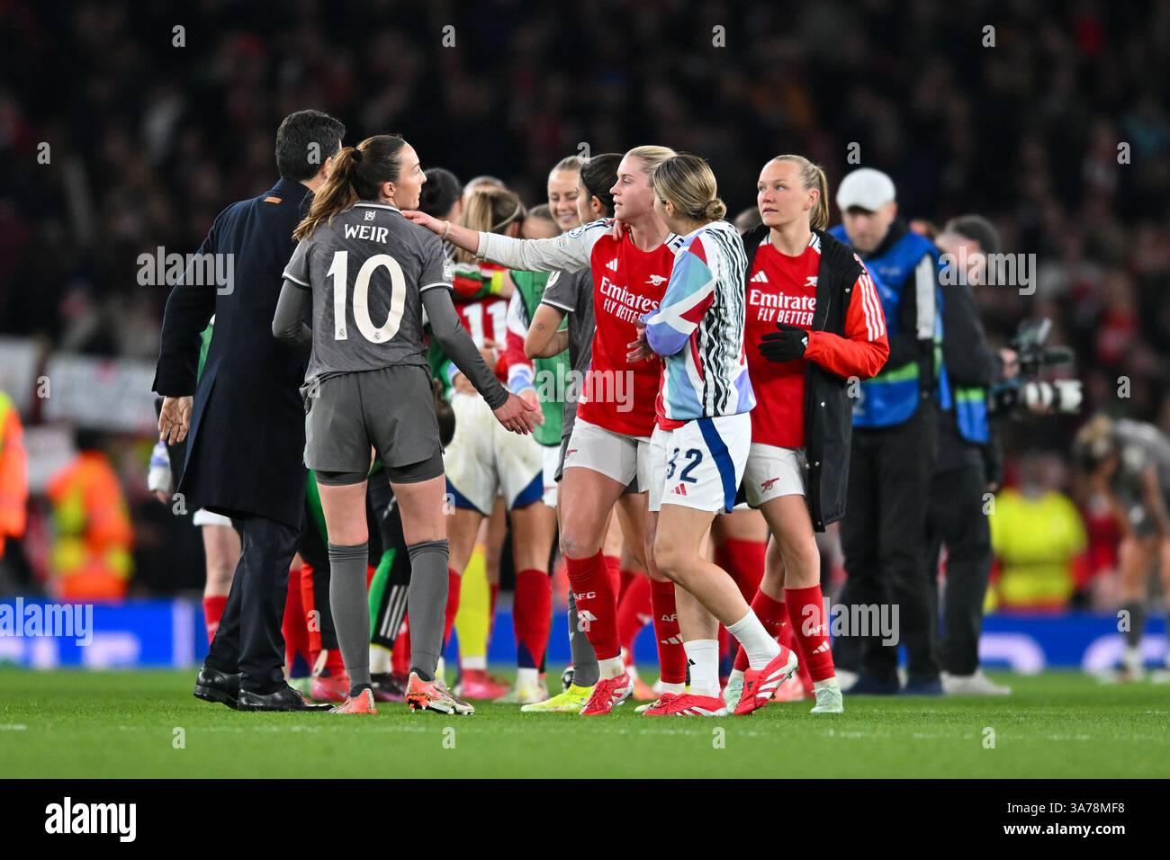 Arsenal Women feiern ihren Sieg 3-0 und Platz im Halbfinale beim Womens Champions League Spiel zwischen Arsenal Women und Real Madrid Women im Emirates Stadium, London, England am 26. März 2025. Foto von Phil Hutchinson. Nur redaktionelle Verwendung, Lizenz für kommerzielle Nutzung erforderlich. Keine Verwendung bei Wetten, Spielen oder Publikationen eines einzelnen Clubs/einer Liga/eines Spielers. Quelle: UK Sports Pics Ltd/Alamy Live News Stockfoto Arsenal Women feiern ihren Sieg 3-0 und Platz im Halbfinale beim Womens Champions League Spiel zwischen Arsenal Women und Real Madrid Women im Emirates Stadium, London, England am 26. März 2025. Foto von Phil Hutchinson. Nur redaktionelle Verwendung, Lizenz für kommerzielle Nutzung erforderlich. Keine Verwendung bei Wetten, Spielen oder Publikationen eines einzelnen Clubs/einer Liga/eines Spielers. Quelle: UK Sports Pics Ltd/Alamy Live News Stockfoto