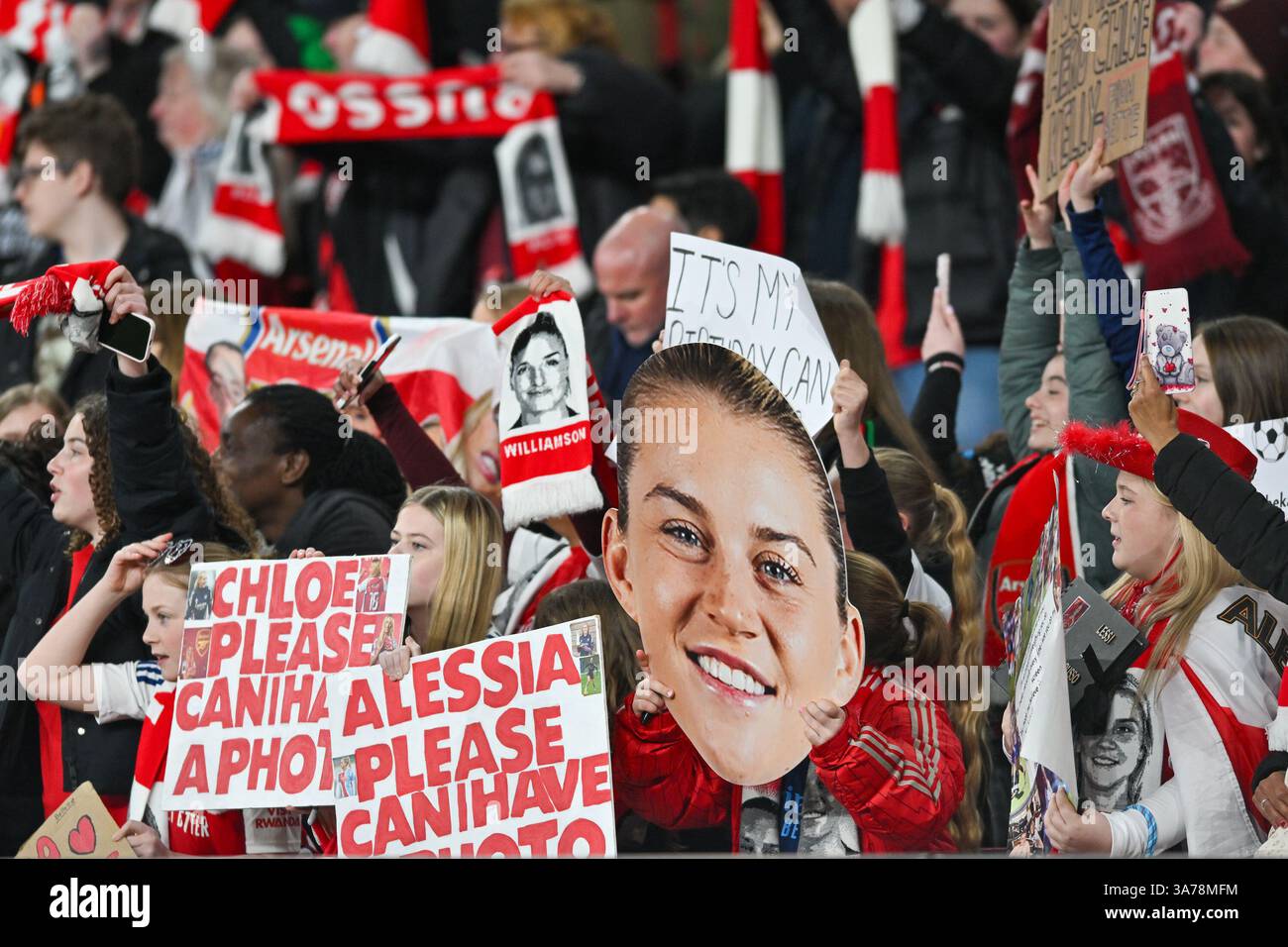 Arsenal Women feiern ihren Sieg 3-0 und Platz im Halbfinale beim Womens Champions League Spiel zwischen Arsenal Women und Real Madrid Women im Emirates Stadium, London, England am 26. März 2025. Foto von Phil Hutchinson. Nur redaktionelle Verwendung, Lizenz für kommerzielle Nutzung erforderlich. Keine Verwendung bei Wetten, Spielen oder Publikationen eines einzelnen Clubs/einer Liga/eines Spielers. Quelle: UK Sports Pics Ltd/Alamy Live News Stockfoto Arsenal Women feiern ihren Sieg 3-0 und Platz im Halbfinale beim Womens Champions League Spiel zwischen Arsenal Women und Real Madrid Women im Emirates Stadium, London, England am 26. März 2025. Foto von Phil Hutchinson. Nur redaktionelle Verwendung, Lizenz für kommerzielle Nutzung erforderlich. Keine Verwendung bei Wetten, Spielen oder Publikationen eines einzelnen Clubs/einer Liga/eines Spielers. Quelle: UK Sports Pics Ltd/Alamy Live News Stockfoto