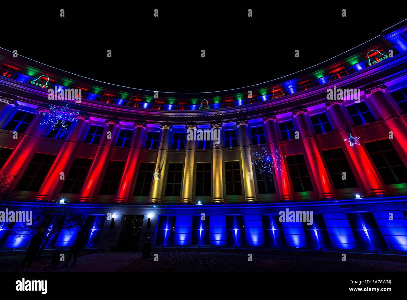 Die Fassade des Gerichtsgebäudes in Denver leuchtet nachts mit Weihnachtslichtern Stockfoto