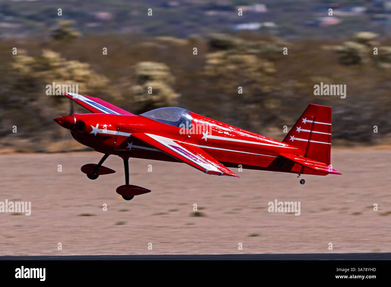 Tucson Radio Control Club 3-23-2025 Tucson AZ USA Modell eines Edge540 Aerobatic Monoplane, das an einem IMAC Kunstflugwettbewerb teilnimmt. Stockfoto