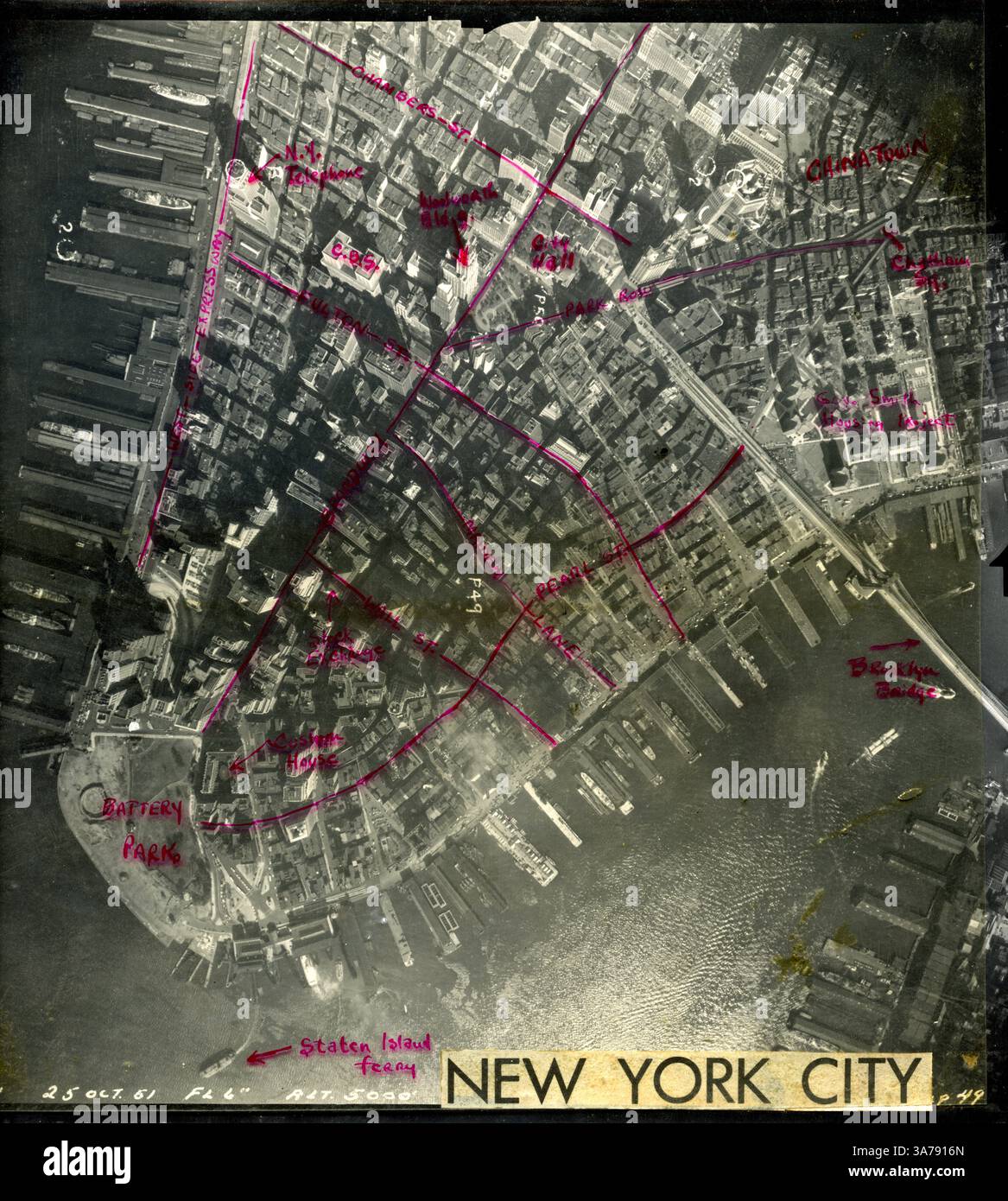 Eine topographische Luftaufnahme von Lower Manhattan, New York City, aufgenommen vom U.S. Geological Survey am 25. Oktober 1951 aus einer Höhe von 5.000 Metern. Prominente Sehenswürdigkeiten wie Battery Park, Staten Island Ferry Terminal, Brooklyn Bridge, City Hall, Woolworth Building und Custom House sind ebenso zu sehen wie handgezeichnete Straßennamen und Nachbarschaftsschilder wie Chinatown und Park Row. Das Bild bietet eine historische Momentaufnahme der Infrastruktur und des dichten Stadtbildes in der Nachkriegszeit. Stockfoto