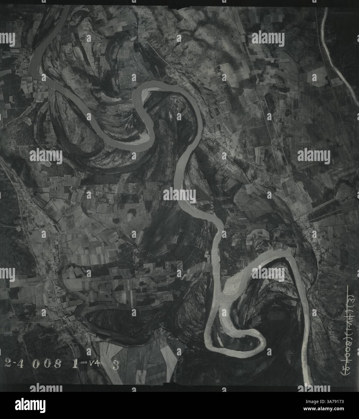 Dieses vertikale Luftbild aus großer Höhe zeigt den Serpentinverlauf des Rio Grande, der sich durch hügeliges Ackerland schlängelt. Terrassen und bewirtschaftete Felder grenzten an die Flussufer. Stockfoto