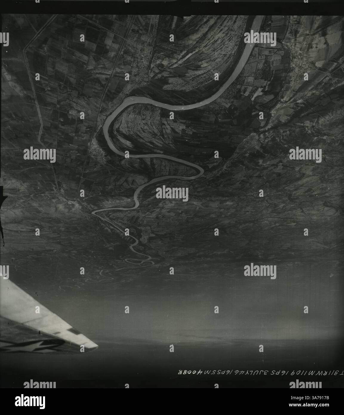 Ein schräges Luftbild, das im Juli 1946 aufgenommen wurde, zeigt den Rio Grande, der sich über weite ländliche Gebiete schlängelt, und seine Kurven und Achsenbögen heben sich von dem Flickenteppich der Landwirtschaft ab. Stockfoto
