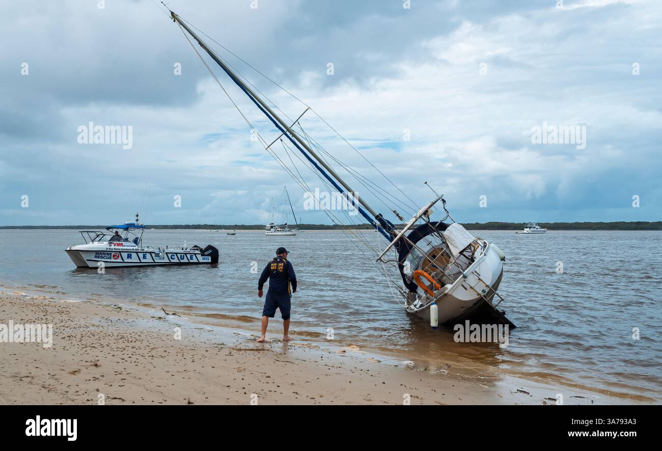 Gold Coast, Queensland, Australien; 11. März 2025. Marine Rettung bei der Inspektion eines Bootes, das nach dem Wirbelsturm Alfred in den Sand gespült wurde. Stockfoto Gold Coast, Queensland, Australien; 11. März 2025. Marine Rettung bei der Inspektion eines Bootes, das nach dem Wirbelsturm Alfred in den Sand gespült wurde. Stockfoto