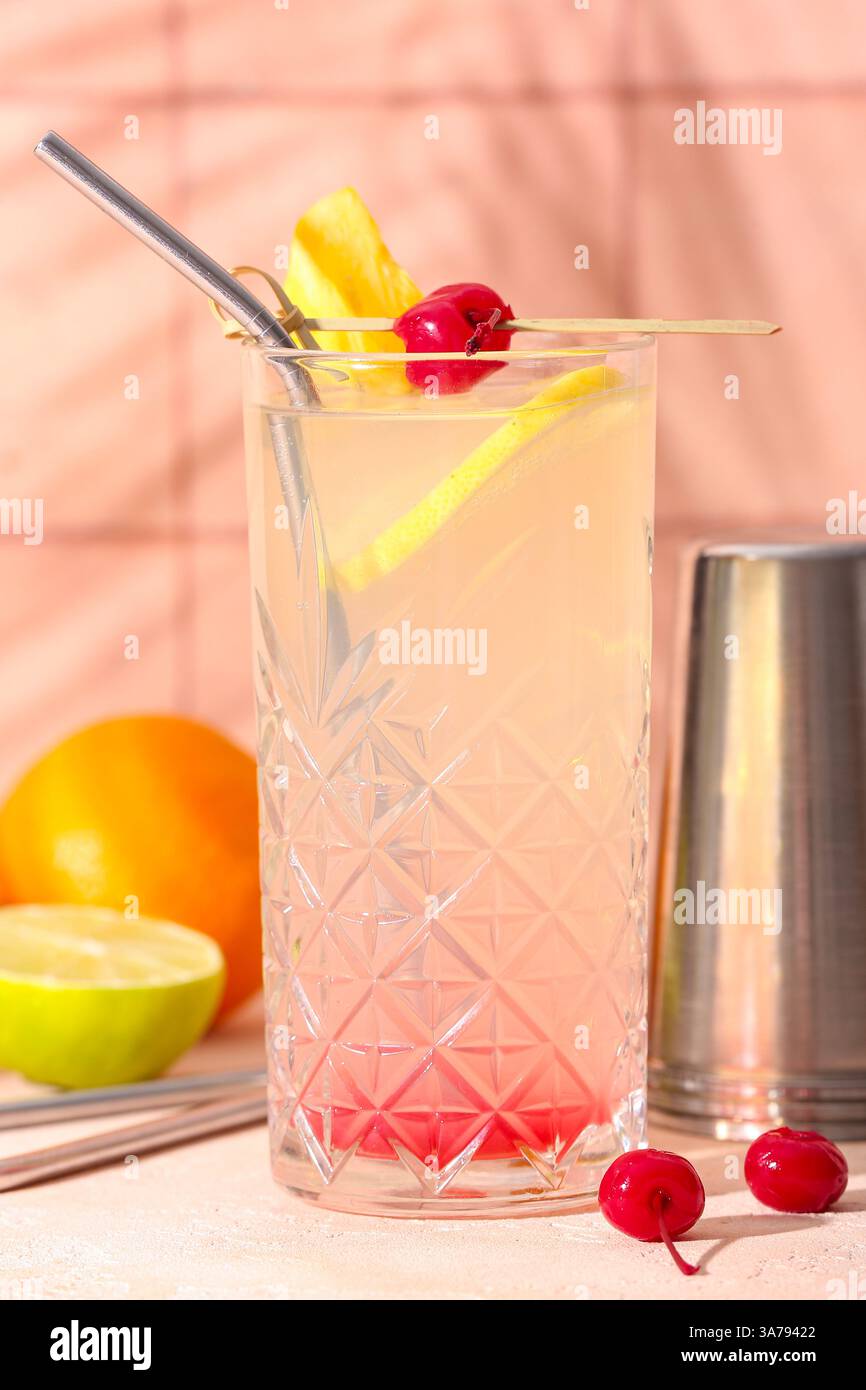 Ein Glas leckeren Mai Tai Cocktail auf dem Tisch Stockfoto