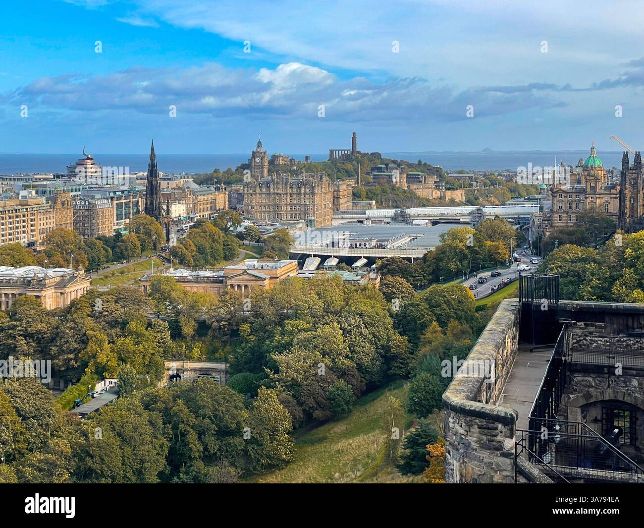 Panoramablick auf das Zentrum von Edinburgh Castle, Blick auf das Scott Monument und Calton Hill. Stockfoto