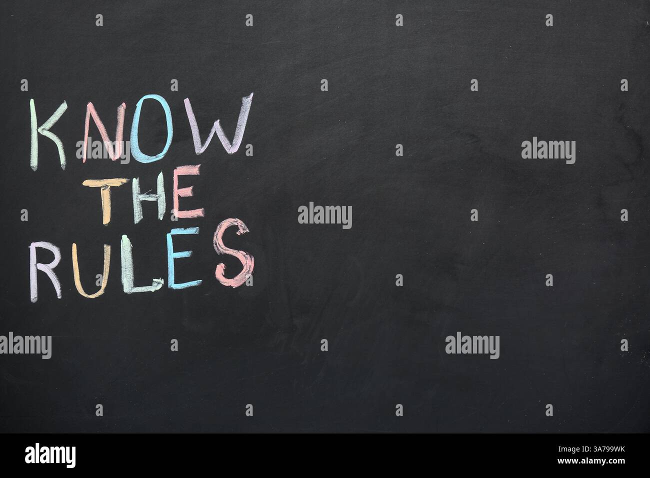 Text KENNE DIE REGELN auf der Tafel Stockfoto