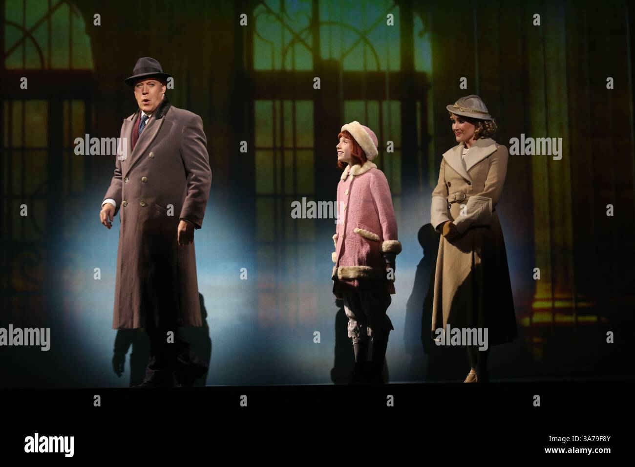 Sydney, Australien. März 2025. Erster Blick auf die neue australische Produktion von Annie, einem der beliebtesten Musicals aller Zeiten, das seine australische Tour im Capitol Theatre in Sydney, Campbell Street, Haymarket beginnt. Im Bild: Die Besetzung spielt NYC, Amanda Lea LaVergne spielt Grace Farrell, Stephanie McNamara spielt Annie und Anthony Warlow spielt Oliver „Daddy“ Warbucks. Richard Milnes/Alamy Live News Stockfoto