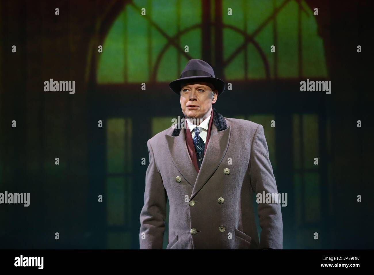 Sydney, Australien. März 2025. Erster Blick auf die neue australische Produktion von Annie, einem der beliebtesten Musicals aller Zeiten, das seine australische Tour im Capitol Theatre in Sydney, Campbell Street, Haymarket beginnt. Im Bild: Anthony Warlow spielt Oliver „Daddy“ Warbucks – Besetzung spielt NYC. Richard Milnes/Alamy Live News Stockfoto