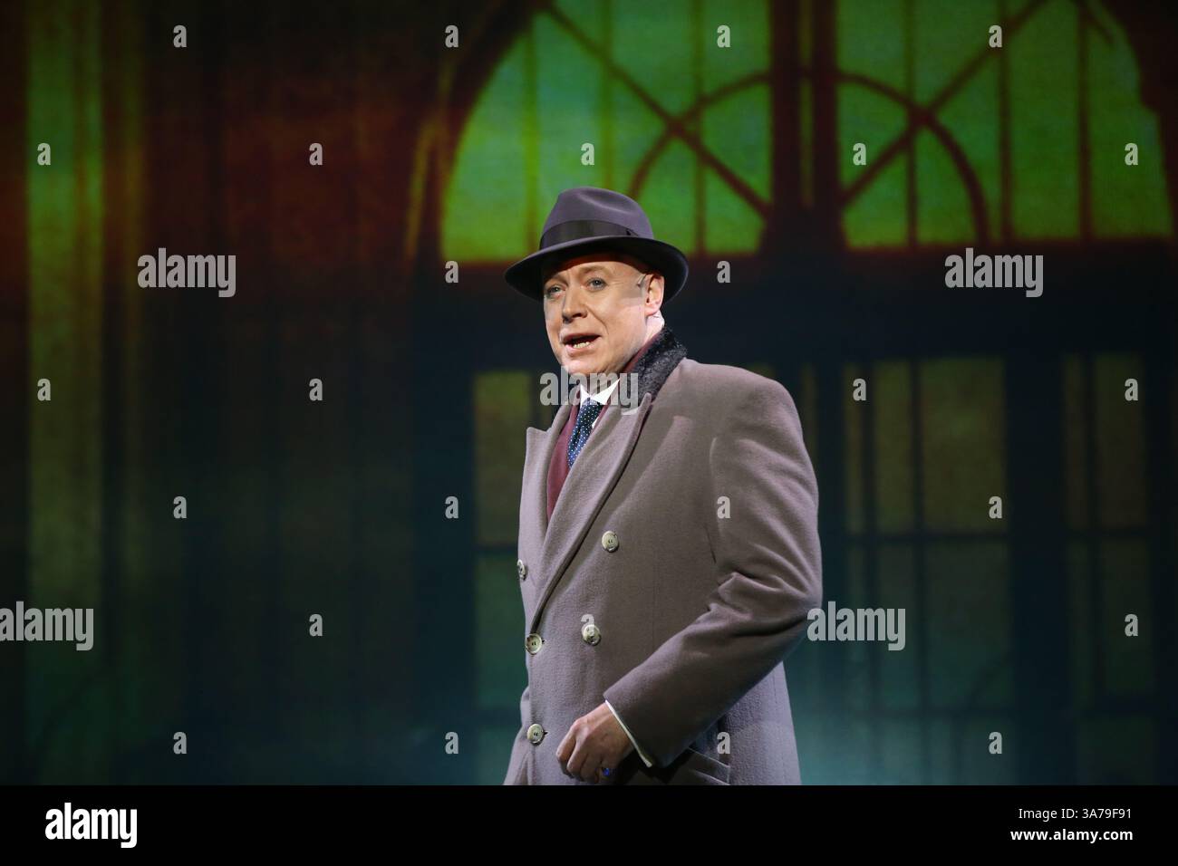 Sydney, Australien. März 2025. Erster Blick auf die neue australische Produktion von Annie, einem der beliebtesten Musicals aller Zeiten, das seine australische Tour im Capitol Theatre in Sydney, Campbell Street, Haymarket beginnt. Im Bild: Anthony Warlow spielt Oliver „Daddy“ Warbucks – Besetzung spielt NYC. Richard Milnes/Alamy Live News Stockfoto