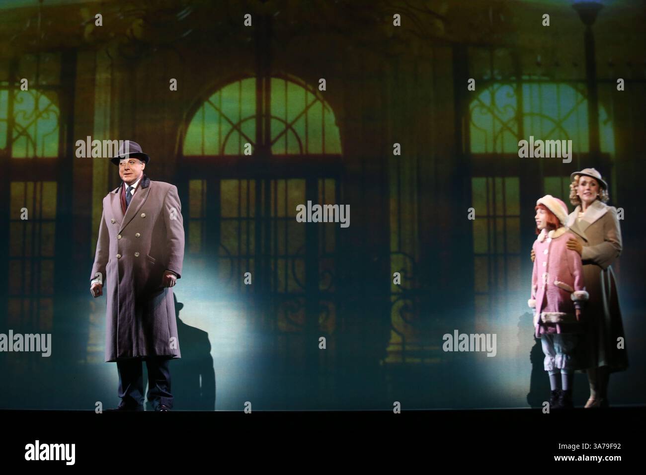 Sydney, Australien. März 2025. Erster Blick auf die neue australische Produktion von Annie, einem der beliebtesten Musicals aller Zeiten, das seine australische Tour im Capitol Theatre in Sydney, Campbell Street, Haymarket beginnt. Im Bild: Die Besetzung spielt NYC, Amanda Lea LaVergne spielt Grace Farrell, Stephanie McNamara spielt Annie und Anthony Warlow spielt Oliver „Daddy“ Warbucks. Richard Milnes/Alamy Live News Stockfoto