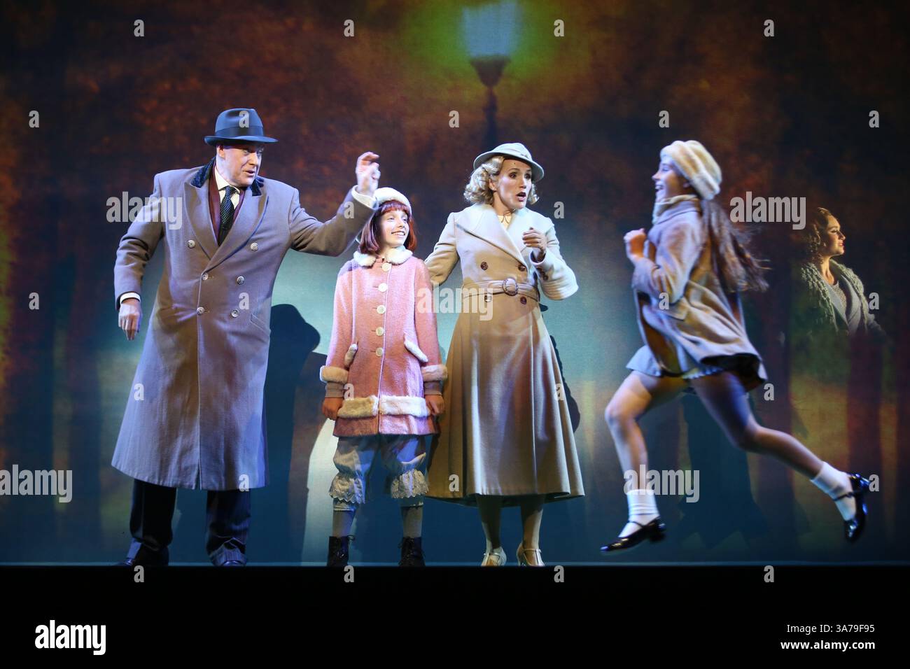 Sydney, Australien. März 2025. Erster Blick auf die neue australische Produktion von Annie, einem der beliebtesten Musicals aller Zeiten, das seine australische Tour im Capitol Theatre in Sydney, Campbell Street, Haymarket beginnt. Im Bild: Die Besetzung spielt NYC, Amanda Lea LaVergne spielt Grace Farrell, Stephanie McNamara spielt Annie und Anthony Warlow spielt Oliver „Daddy“ Warbucks. Richard Milnes/Alamy Live News Stockfoto