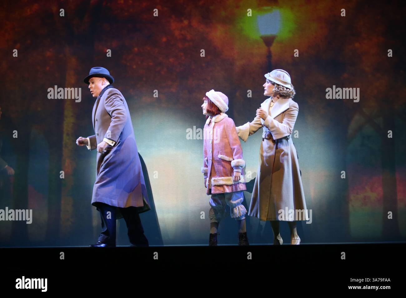 Sydney, Australien. März 2025. Erster Blick auf die neue australische Produktion von Annie, einem der beliebtesten Musicals aller Zeiten, das seine australische Tour im Capitol Theatre in Sydney, Campbell Street, Haymarket beginnt. Im Bild: Die Besetzung spielt NYC, Amanda Lea LaVergne spielt Grace Farrell, Stephanie McNamara spielt Annie und Anthony Warlow spielt Oliver „Daddy“ Warbucks. Richard Milnes/Alamy Live News Stockfoto