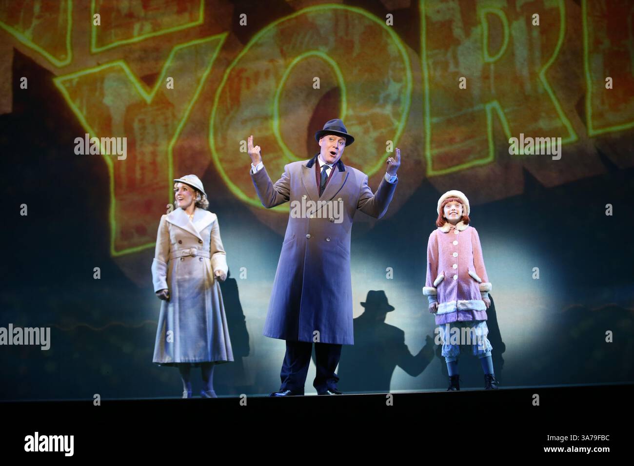 Sydney, Australien. März 2025. Erster Blick auf die neue australische Produktion von Annie, einem der beliebtesten Musicals aller Zeiten, das seine australische Tour im Capitol Theatre in Sydney, Campbell Street, Haymarket beginnt. Im Bild: Die Besetzung spielt NYC, Amanda Lea LaVergne spielt Grace Farrell, Stephanie McNamara spielt Annie und Anthony Warlow spielt Oliver „Daddy“ Warbucks. Richard Milnes/Alamy Live News Stockfoto