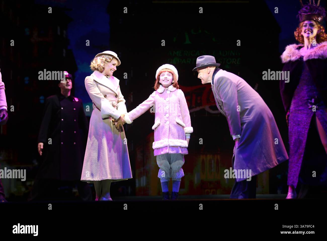 Sydney, Australien. März 2025. Erster Blick auf die neue australische Produktion von Annie, einem der beliebtesten Musicals aller Zeiten, das seine australische Tour im Capitol Theatre in Sydney, Campbell Street, Haymarket beginnt. Im Bild: Die Besetzung spielt NYC, Amanda Lea LaVergne spielt Grace Farrell, Stephanie McNamara spielt Annie und Anthony Warlow spielt Oliver „Daddy“ Warbucks. Richard Milnes/Alamy Live News Stockfoto