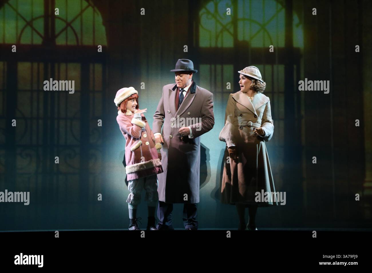Sydney, Australien. März 2025. Erster Blick auf die neue australische Produktion von Annie, einem der beliebtesten Musicals aller Zeiten, das seine australische Tour im Capitol Theatre in Sydney, Campbell Street, Haymarket beginnt. Im Bild: Die Besetzung spielt NYC, Amanda Lea LaVergne spielt Grace Farrell, Stephanie McNamara spielt Annie und Anthony Warlow spielt Oliver „Daddy“ Warbucks. Richard Milnes/Alamy Live News Stockfoto