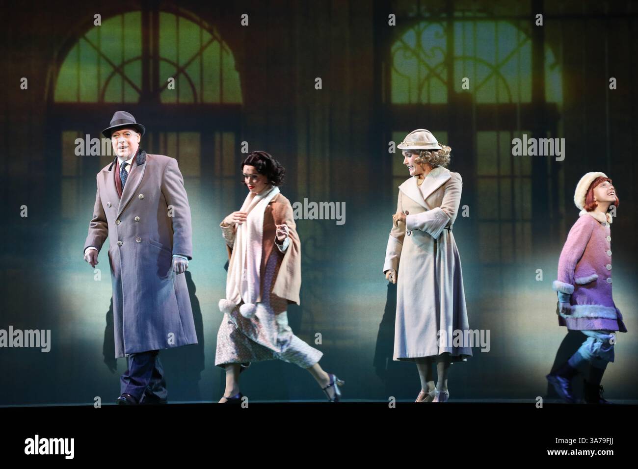 Sydney, Australien. März 2025. Erster Blick auf die neue australische Produktion von Annie, einem der beliebtesten Musicals aller Zeiten, das seine australische Tour im Capitol Theatre in Sydney, Campbell Street, Haymarket beginnt. Im Bild: Die Besetzung spielt NYC, Amanda Lea LaVergne spielt Grace Farrell, Stephanie McNamara spielt Annie und Anthony Warlow spielt Oliver „Daddy“ Warbucks. Richard Milnes/Alamy Live News Stockfoto