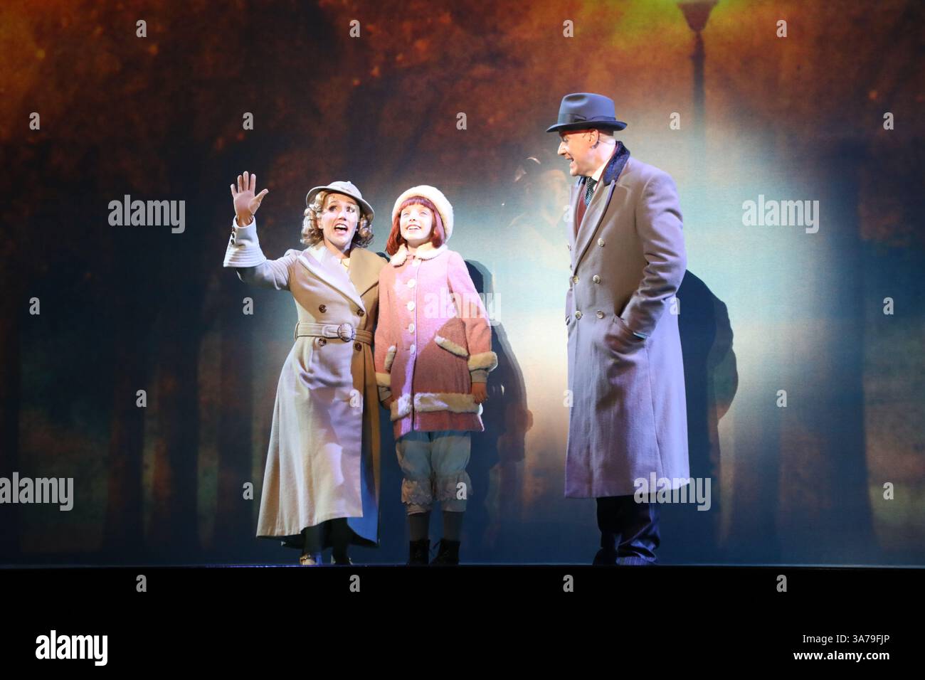 Sydney, Australien. März 2025. Erster Blick auf die neue australische Produktion von Annie, einem der beliebtesten Musicals aller Zeiten, das seine australische Tour im Capitol Theatre in Sydney, Campbell Street, Haymarket beginnt. Im Bild: Die Besetzung spielt NYC, Amanda Lea LaVergne spielt Grace Farrell, Stephanie McNamara spielt Annie und Anthony Warlow spielt Oliver „Daddy“ Warbucks. Richard Milnes/Alamy Live News Stockfoto