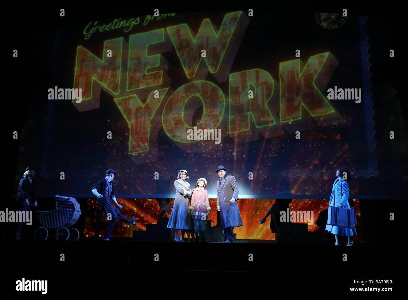 Sydney, Australien. März 2025. Erster Blick auf die neue australische Produktion von Annie, einem der beliebtesten Musicals aller Zeiten, das seine australische Tour im Capitol Theatre in Sydney, Campbell Street, Haymarket beginnt. Im Bild: Die Besetzung spielt NYC, Amanda Lea LaVergne spielt Grace Farrell, Stephanie McNamara spielt Annie und Anthony Warlow spielt Oliver „Daddy“ Warbucks. Richard Milnes/Alamy Live News Stockfoto