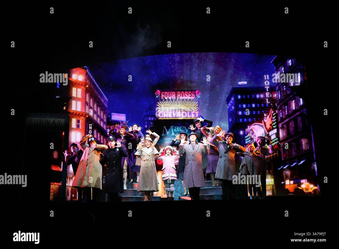 Sydney, Australien. März 2025. Erster Blick auf die neue australische Produktion von Annie, einem der beliebtesten Musicals aller Zeiten, das seine australische Tour im Capitol Theatre in Sydney, Campbell Street, Haymarket beginnt. Im Bild: Die Besetzung spielt NYC, Amanda Lea LaVergne spielt Grace Farrell, Stephanie McNamara spielt Annie und Anthony Warlow spielt Oliver „Daddy“ Warbucks. Richard Milnes/Alamy Live News Stockfoto